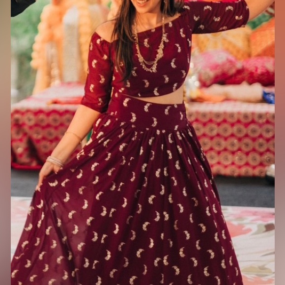 Beautiful off the shoulder plum and gold lengha - Picture 5 of 5